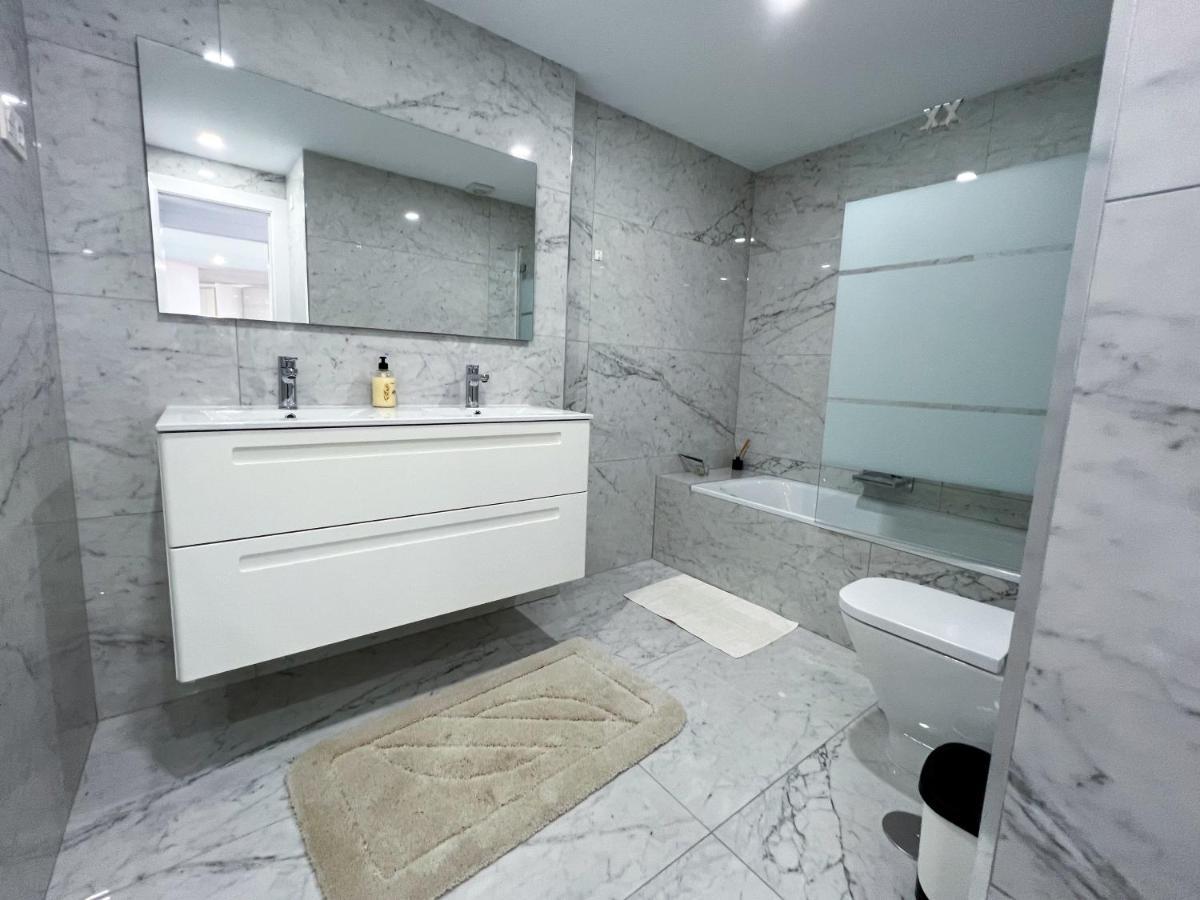 Luxury Three Bedroom Apartment At Естепона Екстер'єр фото