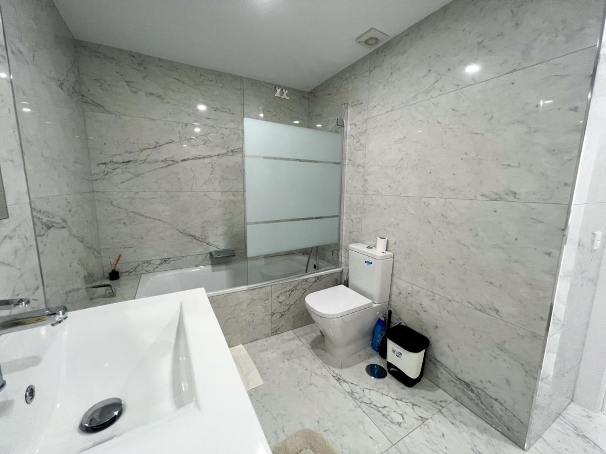 Luxury Three Bedroom Apartment At Естепона Екстер'єр фото