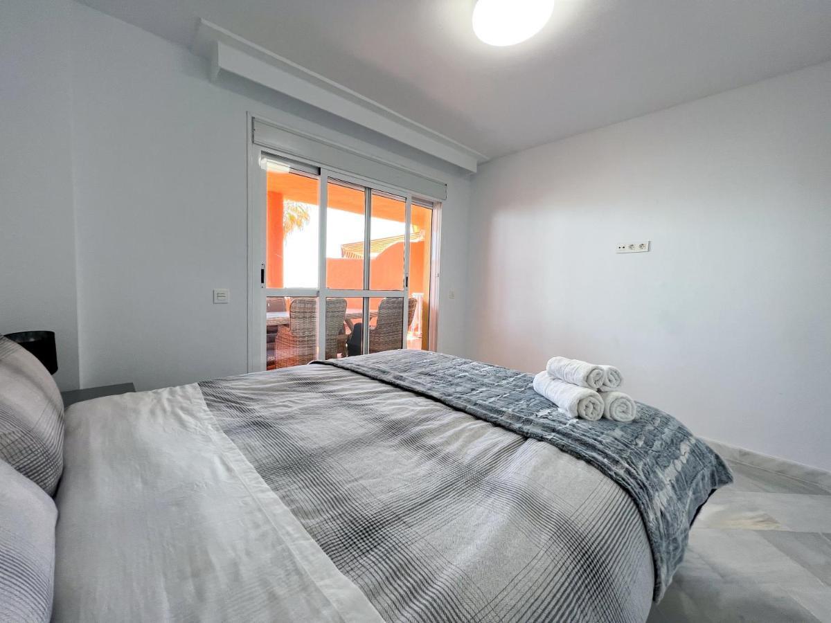 Luxury Three Bedroom Apartment At Естепона Екстер'єр фото