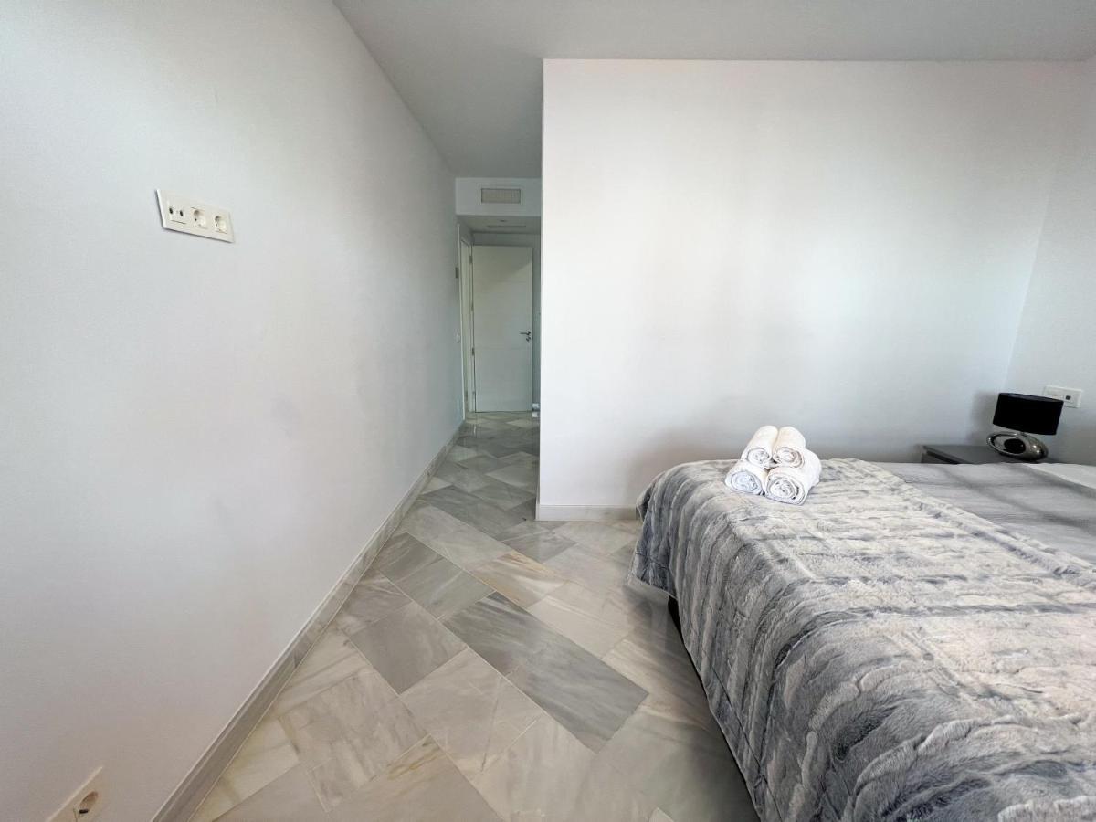 Luxury Three Bedroom Apartment At Естепона Екстер'єр фото