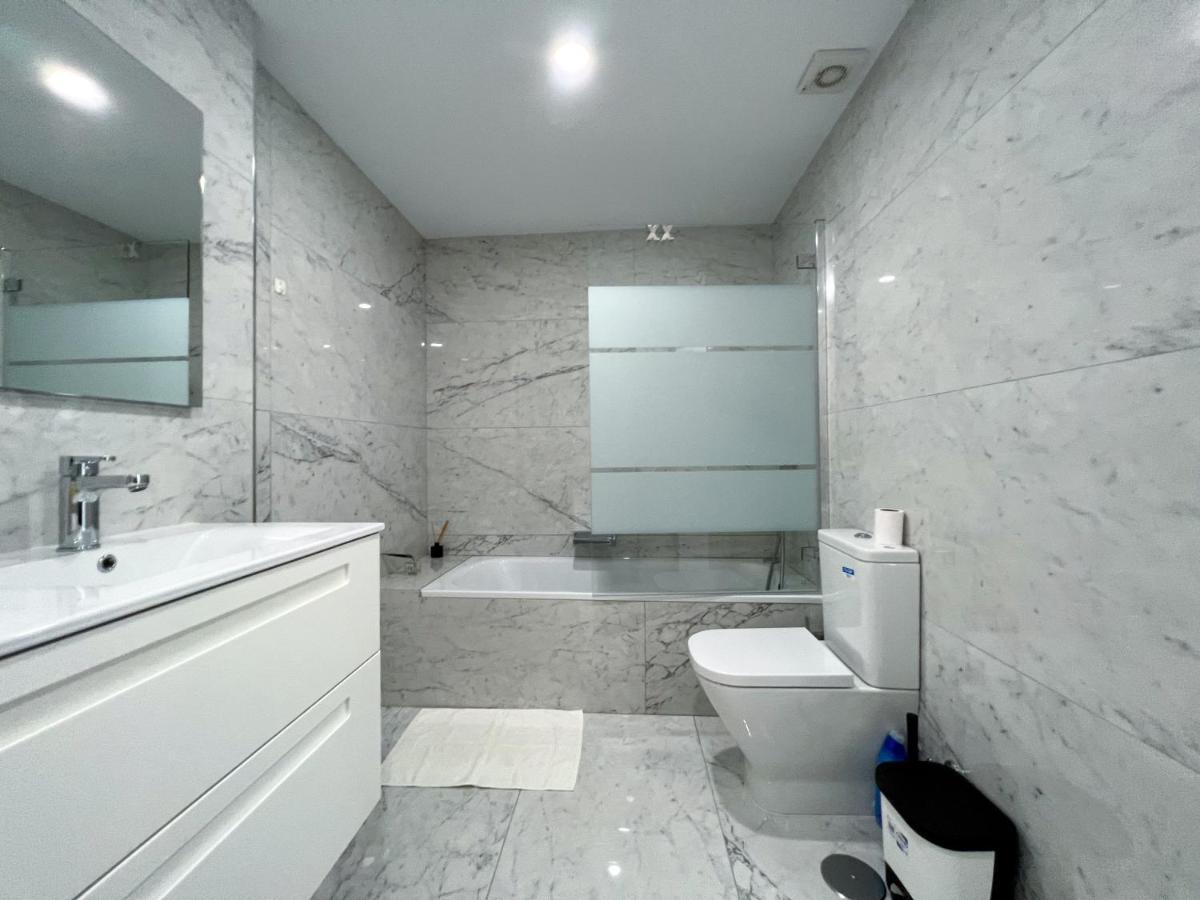 Luxury Three Bedroom Apartment At Естепона Екстер'єр фото